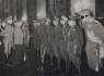 Janusz Komorowski (drugi z rzędu) przyjmuje gratulacje od Adolfa Hitlera po zwycięstwie w Berlinie w 1938 r. w konkursie im. Kanclerza A. Hitlera.